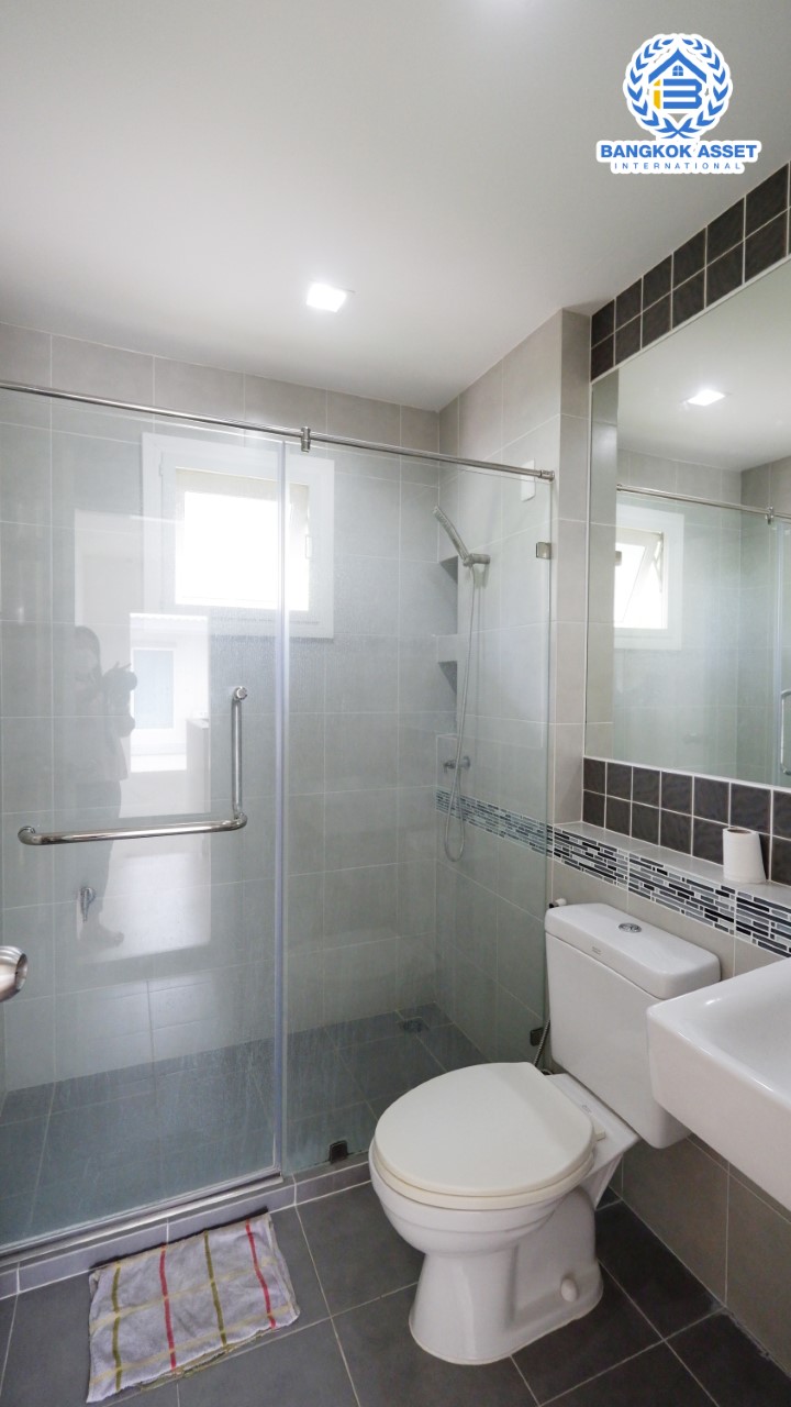 บ้านมือสองตกแต่งใหม่ แบรนด์สุดหรู Sansiri ม.คณาสิริ วงแหวน-พระราม5 ห้องมุม ตกแต่งสไตล์โมเดิร์น เนื้อที่ 56.7 ตร.ว. ฟังก์ชัน 3 ห้องนอน 2 ห้องน้ำ จอดรถได้ 2 คัน แถมแอร์ 1 เครื่อง และเครื่องดูดควัน 1 เครื่อง บนทำเลเดินทางสะดวก ใกล้เซ็นทรัลเวสต์เกต และรถไฟฟ้าสายสีม่วง "สถานีตลาดบางใหญ่"